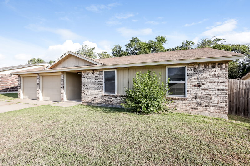 2,020/Mo, 1513 NE 3rd St Moore, OK 73160 Front View