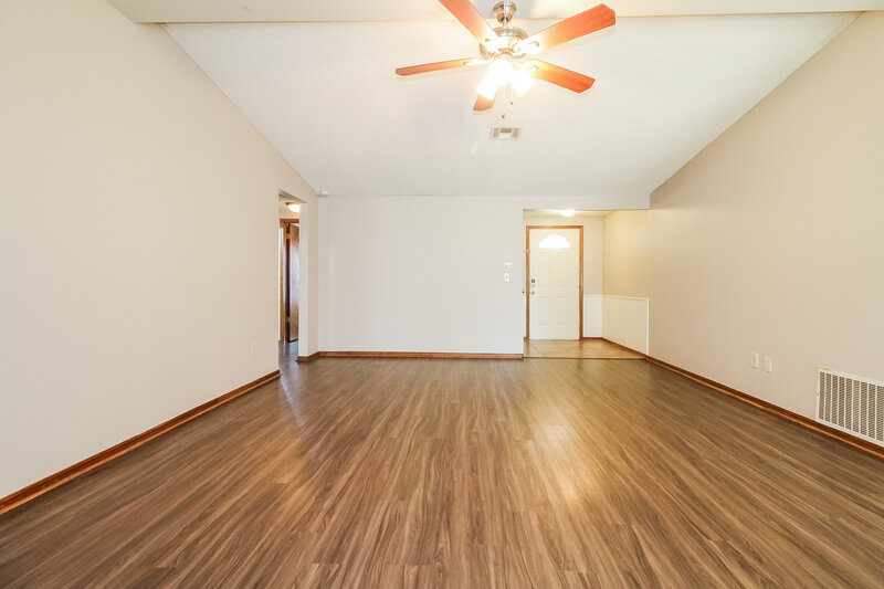 1,570/Mo, 1513 NE 3rd St Moore, OK 73160 Living Room View