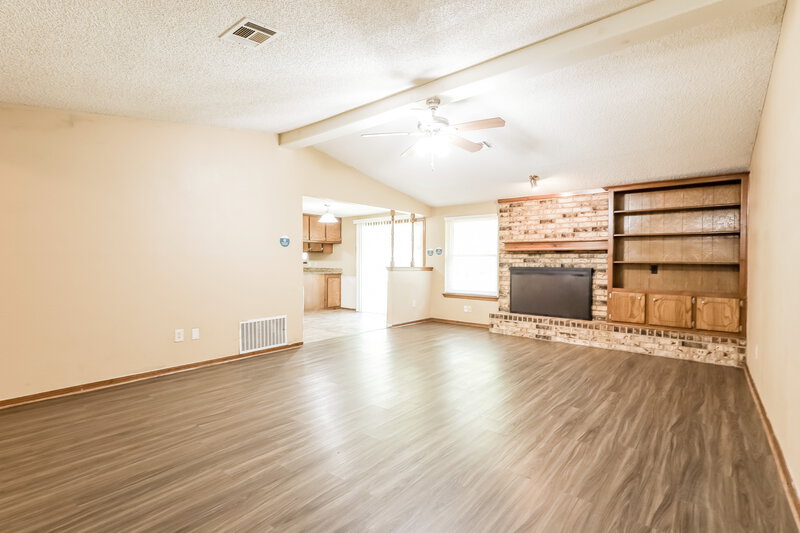 2,020/Mo, 1513 NE 3rd St Moore, OK 73160 Living Room View