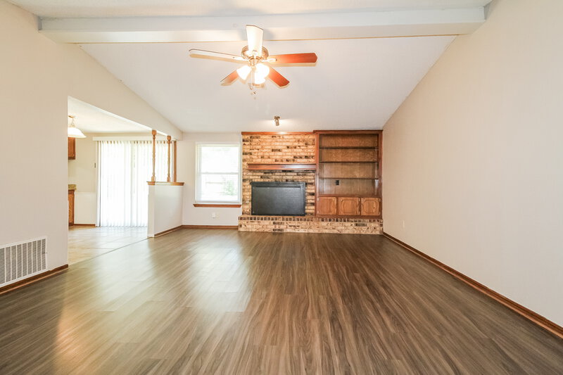 1,570/Mo, 1513 NE 3rd St Moore, OK 73160 Living Room View 2