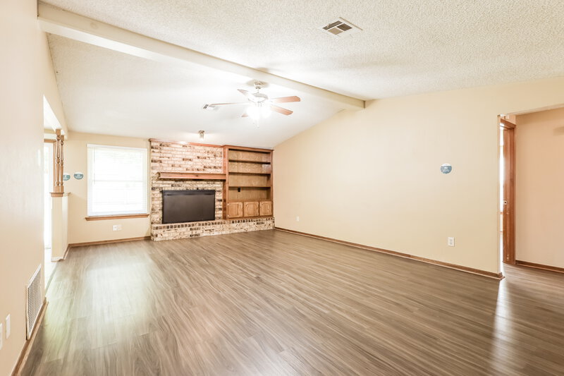 2,020/Mo, 1513 NE 3rd St Moore, OK 73160 Living Room View 2