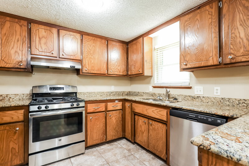 2,020/Mo, 1513 NE 3rd St Moore, OK 73160 Kitchen View
