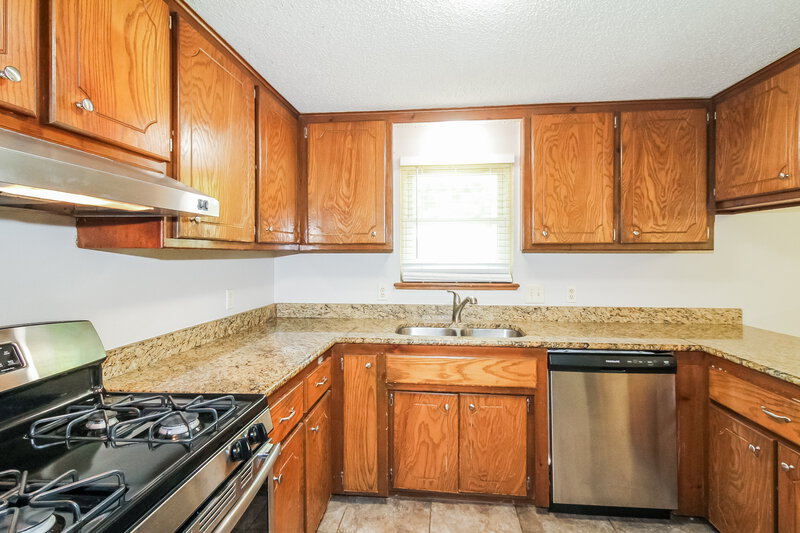 1,570/Mo, 1513 NE 3rd St Moore, OK 73160 Kitchen View