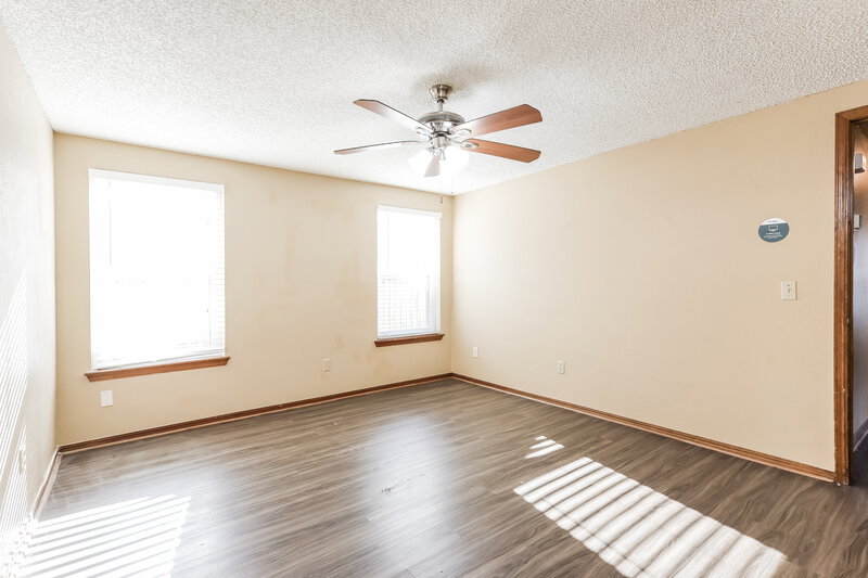 2,020/Mo, 1513 NE 3rd St Moore, OK 73160 Main Bedroom View