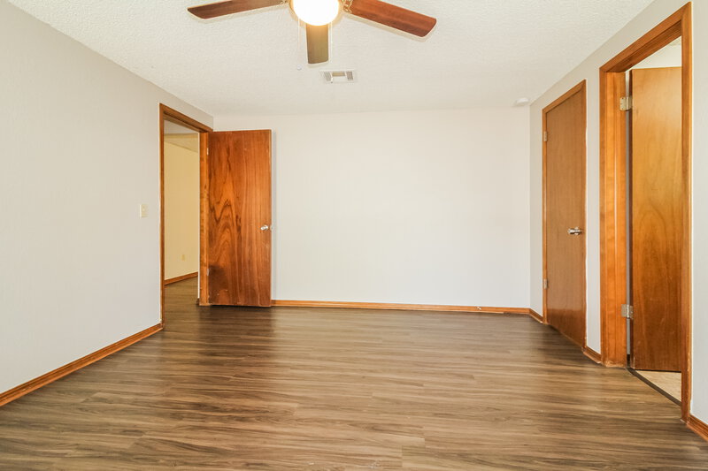 1,570/Mo, 1513 NE 3rd St Moore, OK 73160 Main Bedroom View 2