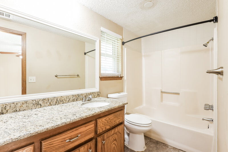 2,020/Mo, 1513 NE 3rd St Moore, OK 73160 Main Bathroom View