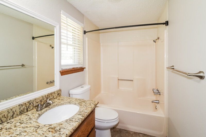 1,570/Mo, 1513 NE 3rd St Moore, OK 73160 Main Bathroom View