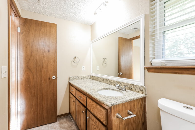 2,020/Mo, 1513 NE 3rd St Moore, OK 73160 Main Bathroom View 2