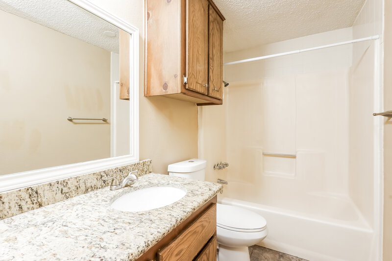 2,020/Mo, 1513 NE 3rd St Moore, OK 73160 Bathroom View
