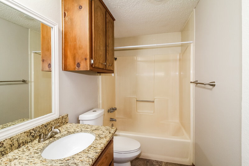 1,570/Mo, 1513 NE 3rd St Moore, OK 73160 Bathroom View