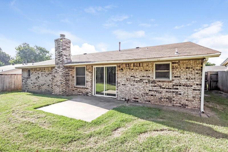 2,020/Mo, 1513 NE 3rd St Moore, OK 73160 Rear View 2