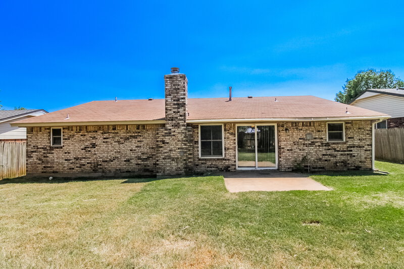 1,570/Mo, 1513 NE 3rd St Moore, OK 73160 Rear View