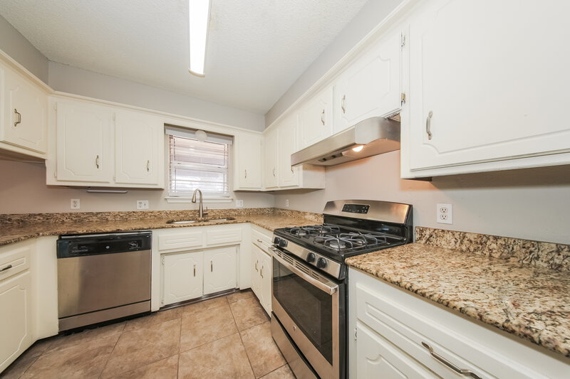 1,395/Mo, 1212 SE 11th St Moore, OK 73160 Kitchen View 2