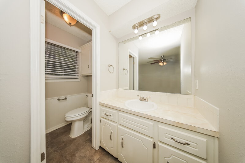 1,395/Mo, 1212 SE 11th St Moore, OK 73160 Main Bathroom View
