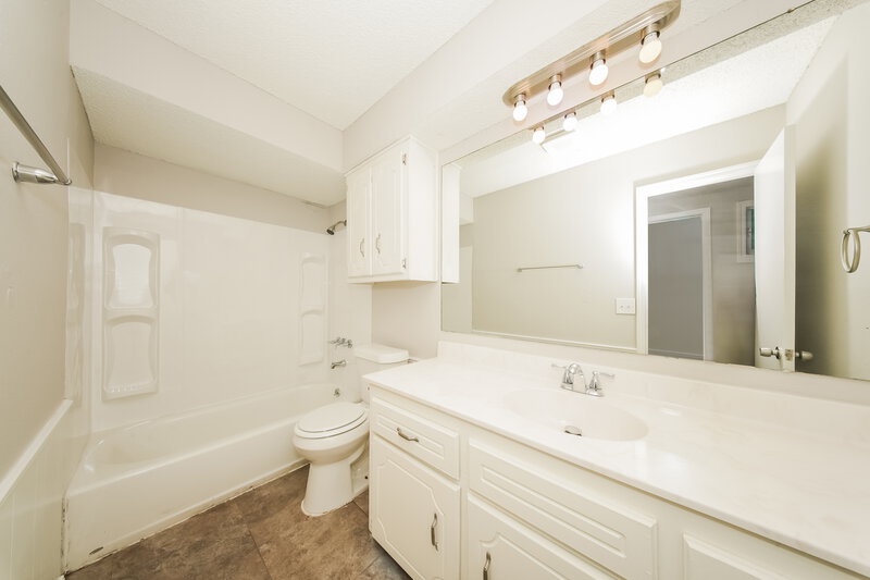 1,395/Mo, 1212 SE 11th St Moore, OK 73160 Bathroom View