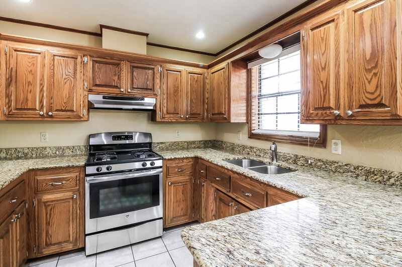 1,725/Mo, 1421 Blaine Ct Moore, OK 73160 Kitchen View 2