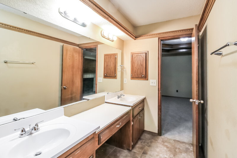 1,725/Mo, 1421 Blaine Ct Moore, OK 73160 Main Bathroom View