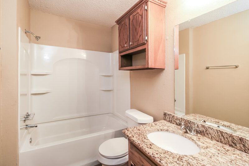1,725/Mo, 1421 Blaine Ct Moore, OK 73160 Bathroom View