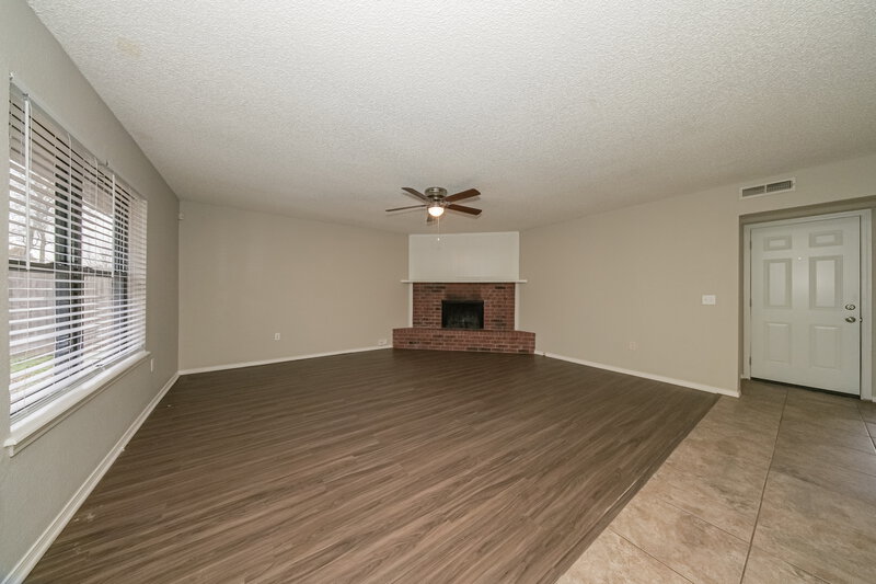 2,170/Mo, 501 N Ramblin Oaks Dr Moore, OK 73160 Living Room View 2