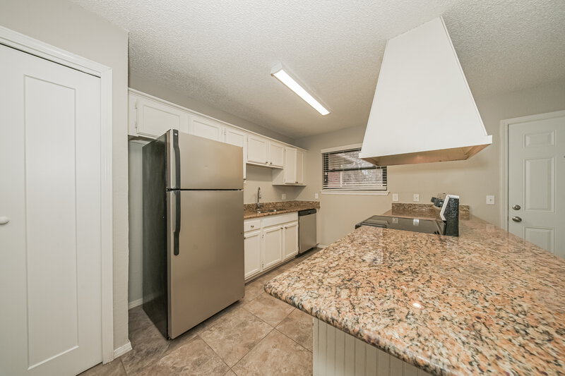 2,170/Mo, 501 N Ramblin Oaks Dr Moore, OK 73160 Kitchen View