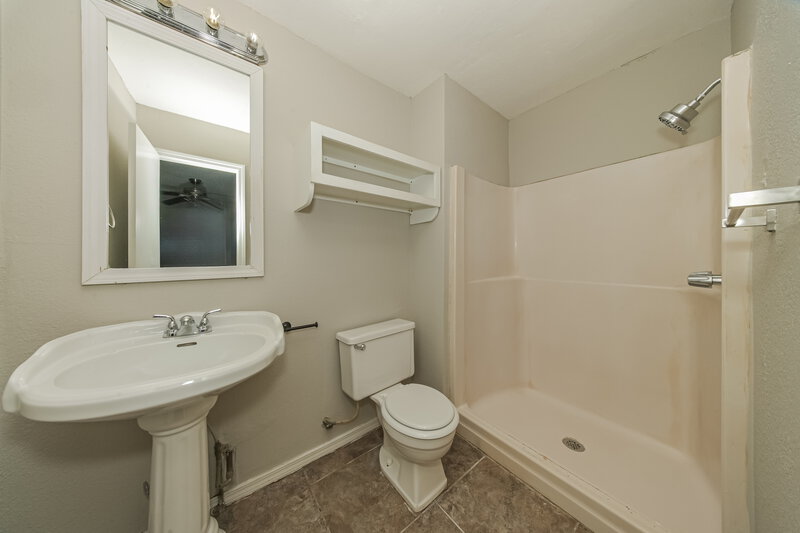 2,170/Mo, 501 N Ramblin Oaks Dr Moore, OK 73160 Main Bathroom View