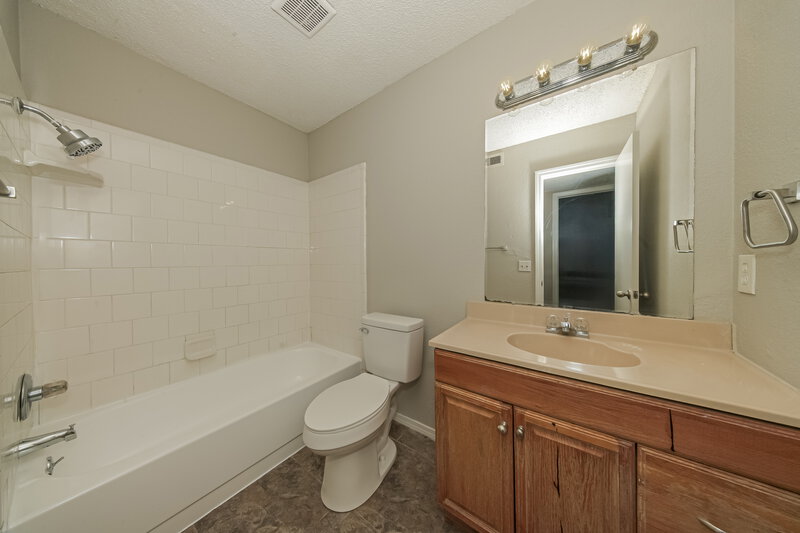 2,170/Mo, 501 N Ramblin Oaks Dr Moore, OK 73160 Bathroom View