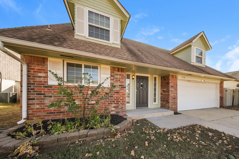 1,585/Mo, 2108 NE 9th St Moore, OK 73160 Front View