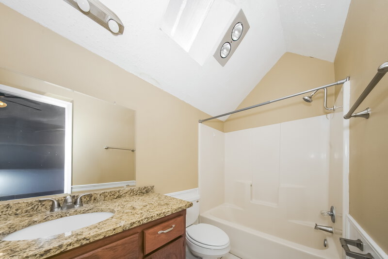 1,585/Mo, 2108 NE 9th St Moore, OK 73160 Main Bathroom View