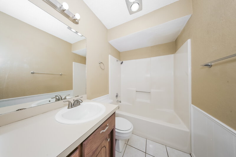 1,585/Mo, 2108 NE 9th St Moore, OK 73160 Bathroom View