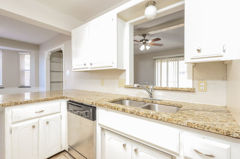 1,625/Mo, 1205 Northridge Rd Moore, OK 73160 Kitchen View 2