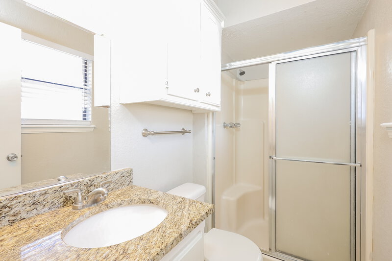 1,625/Mo, 1205 Northridge Rd Moore, OK 73160 Main Bathroom View