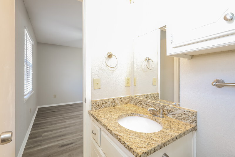 1,625/Mo, 1205 Northridge Rd Moore, OK 73160 Main Bathroom View 2