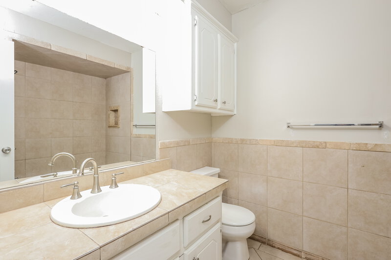 1,625/Mo, 1205 Northridge Rd Moore, OK 73160 Bathroom View