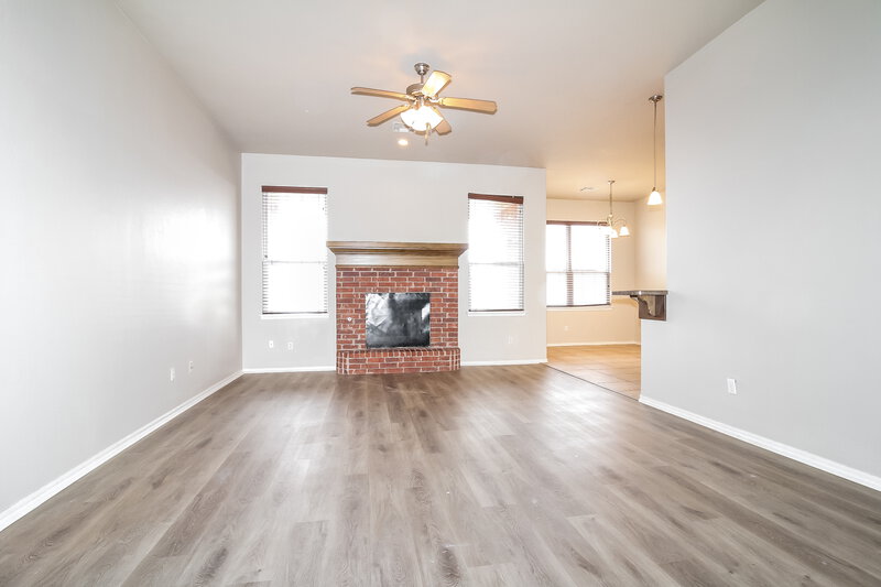1,645/Mo, 2004 NE 32nd St Moore, OK 73160 Living Room View