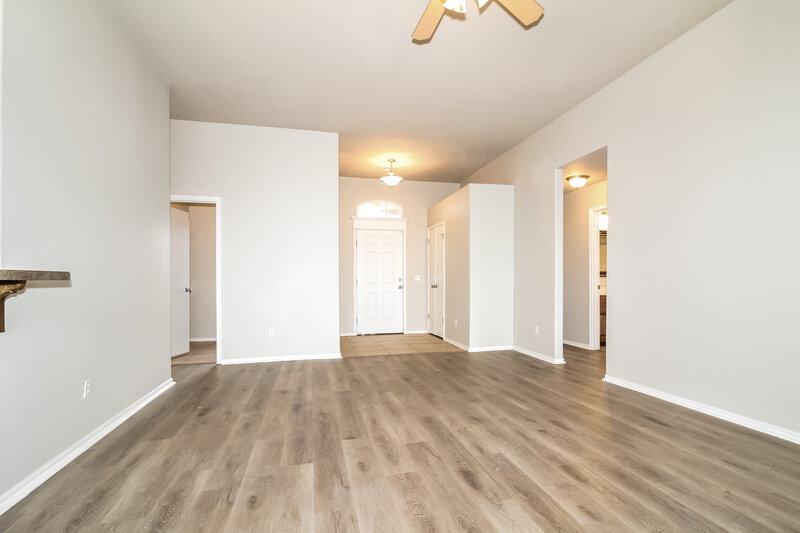 1,645/Mo, 2004 NE 32nd St Moore, OK 73160 Living Room View 2