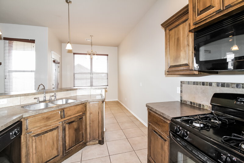 1,645/Mo, 2004 NE 32nd St Moore, OK 73160 Kitchen View