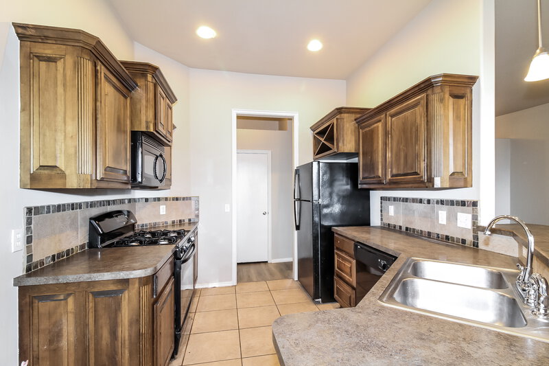 1,645/Mo, 2004 NE 32nd St Moore, OK 73160 Kitchen View 2