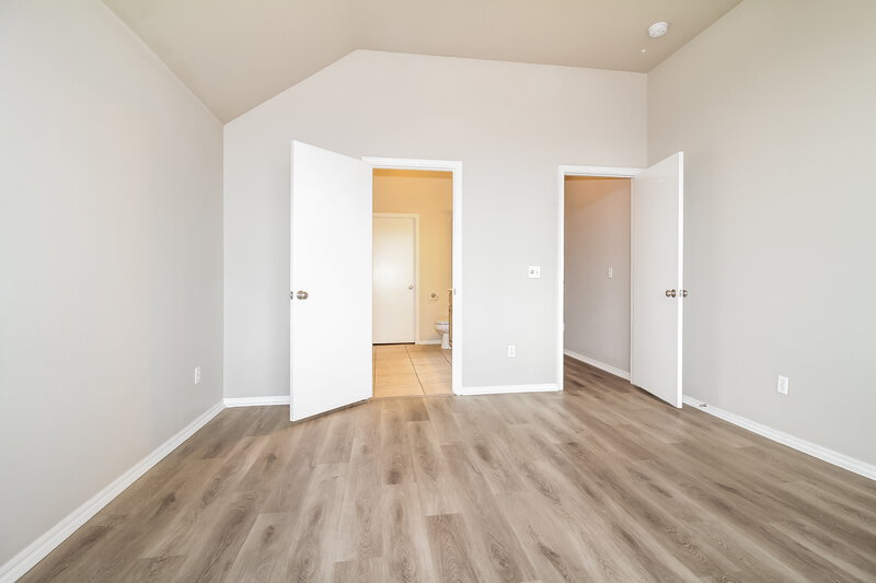 1,645/Mo, 2004 NE 32nd St Moore, OK 73160 Main Bedroom View 2