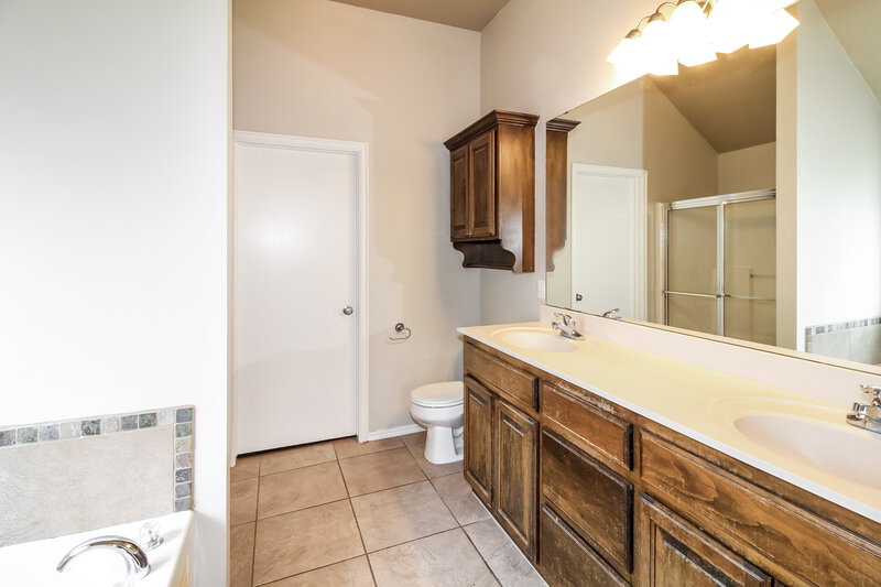 1,645/Mo, 2004 NE 32nd St Moore, OK 73160 Main Bathroom View