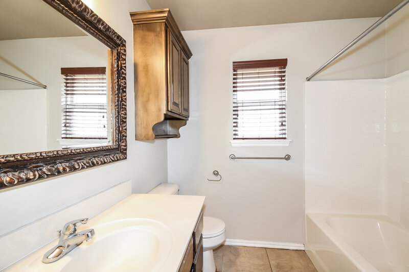 1,645/Mo, 2004 NE 32nd St Moore, OK 73160 Bathroom View