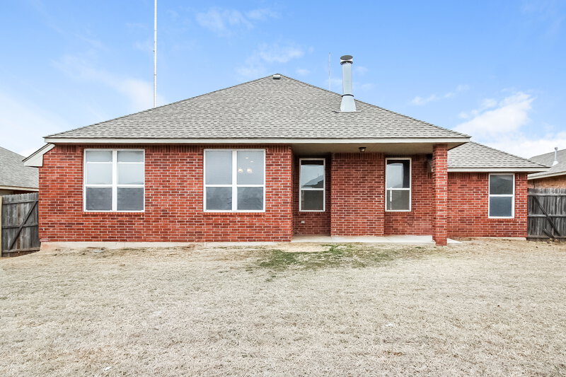 1,645/Mo, 2004 NE 32nd St Moore, OK 73160 Rear View