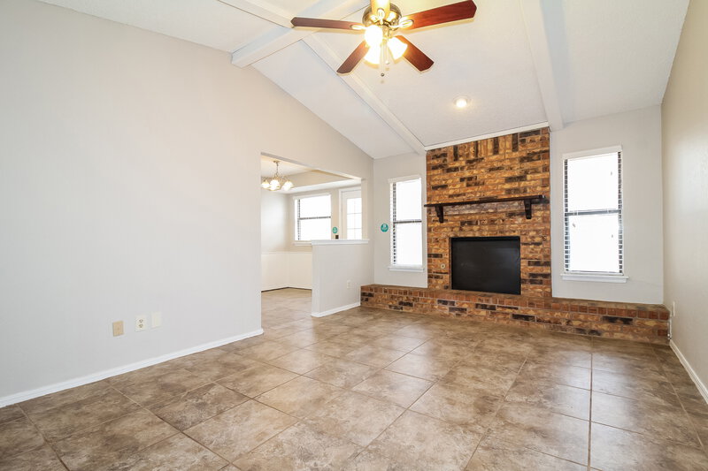 1,210/Mo, 916 David Rd Moore, OK 73160 Living Room View