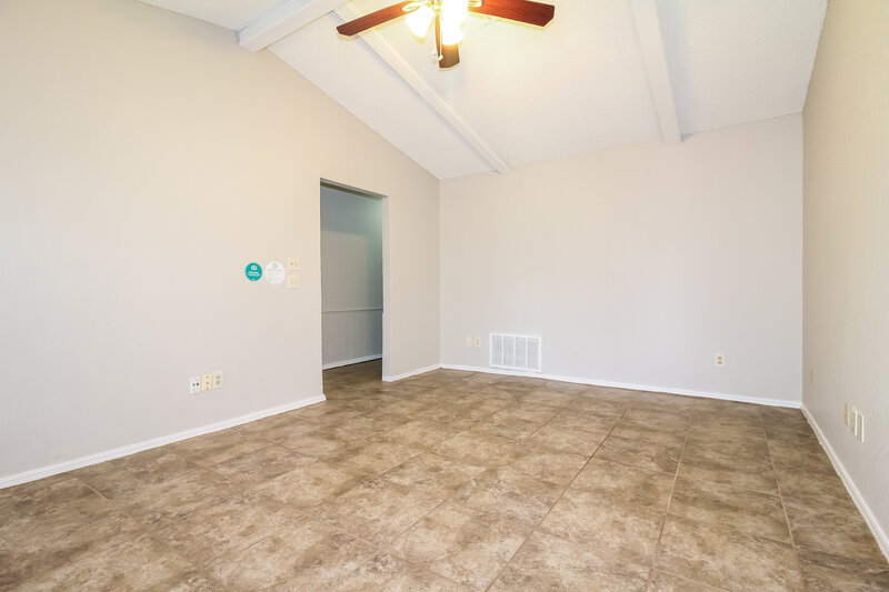 1,210/Mo, 916 David Rd Moore, OK 73160 Living Room View 2