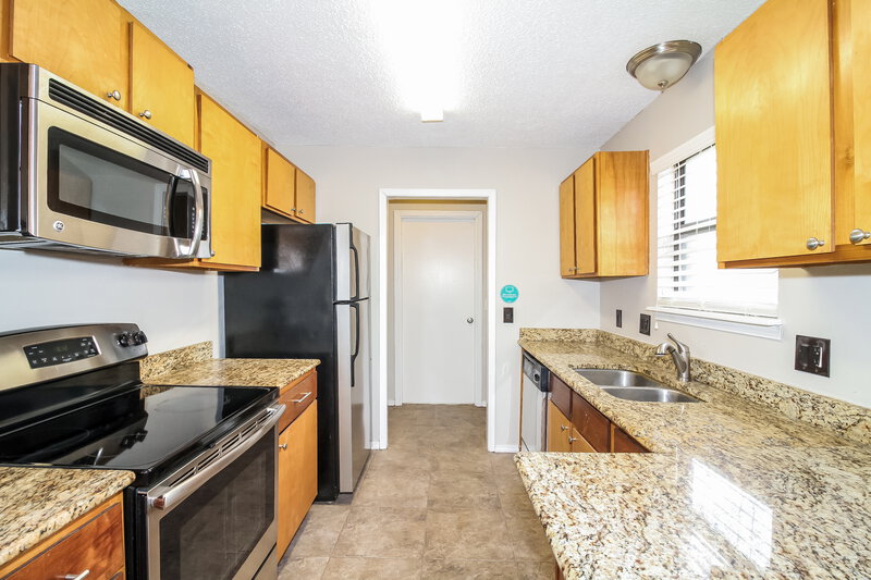 1,210/Mo, 916 David Rd Moore, OK 73160 Kitchen View 2