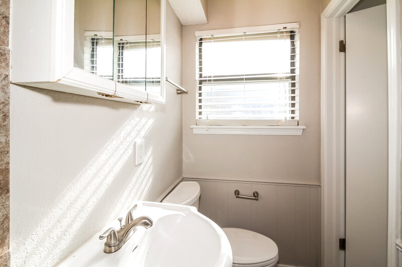 1,210/Mo, 916 David Rd Moore, OK 73160 Main Bathroom View