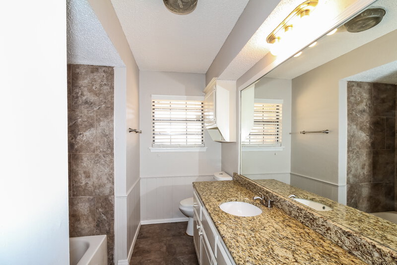 1,210/Mo, 916 David Rd Moore, OK 73160 Bathroom View