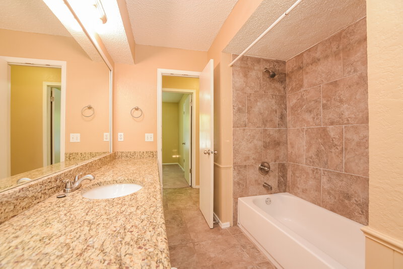1,210/Mo, 916 David Rd Moore, OK 73160 Main Bathroom View 2
