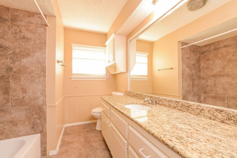 1,210/Mo, 916 David Rd Moore, OK 73160 Main Bathroom View 3