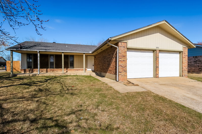 1,450/Mo, 1001 SE 9th St Moore, OK 73160 Front View