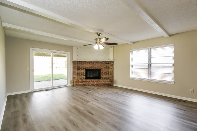 1,450/Mo, 1001 SE 9th St Moore, OK 73160 Living Room View 2